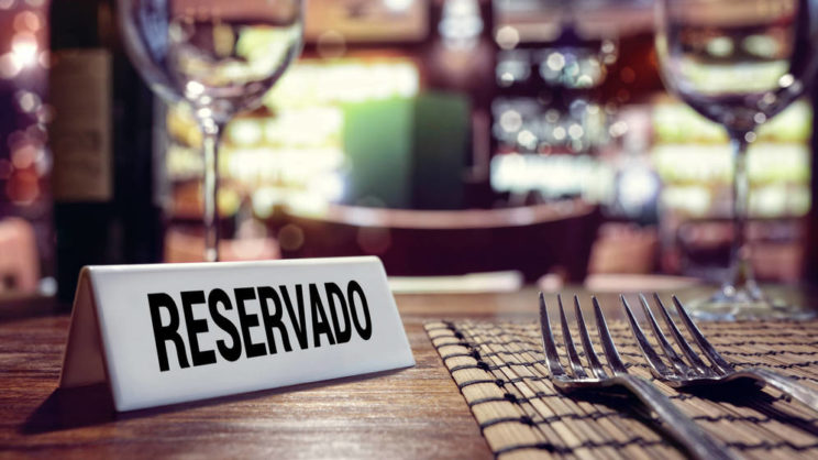 Reservado de una mesa de restaurante
