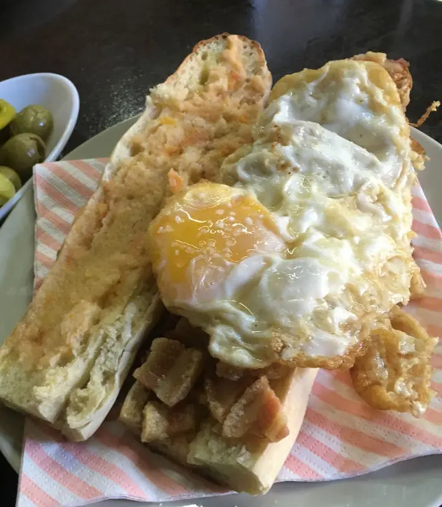 bocadillo con servilleta debajo
